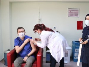 Niğde’de sağlık çalışanları aşı oldu