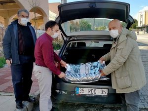 Çeşme’deki mahalle muhtarı sokak hayvanlarına sahip çıkıyor