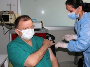 İlk aşı Sağlık Müdürü İskender Gencer’e
