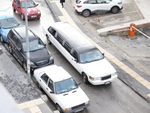 Ankara’da dar sokakta limuzin sürücüsünün zor anları