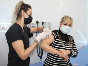 Mersin’de sağlık çalışanları aşılanmaya başlandı