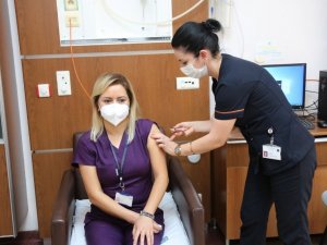 Akdeniz Üniversitesi Hastanesi’nde CoronaVac aşılaması başladı
