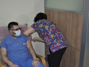 Kırşehir’de, sağlık personelinde aşılama başladı