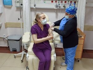 Merzifon’da sağlık çalışanları aşılanıyor