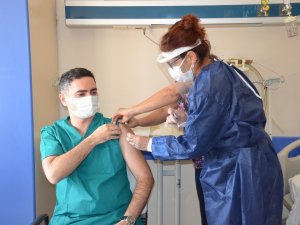 Didim’de hastane çalışanları Kovid -19 aşısı oldu