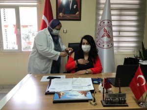 Alaşehir’de ilk aşı İlçe Sağlık Müdürüne yapıldı