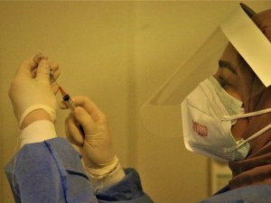 Pandemi sürecinin kahramanları ilk aşılarını oldu