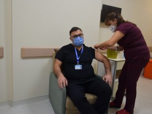 Düzce Üniversitesi Hastanesi’nde sağlık çalışanlarına aşı başlandı