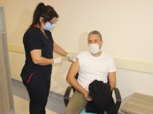 Alanya’da sağlık çalışanları aşılanmaya başlandı