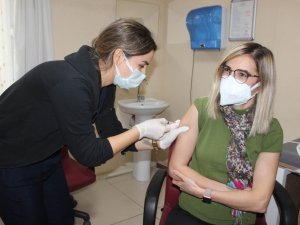 Salihli’de ilk aşı başhekim yardımcısına yapıldı