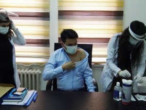 Silvan’da sağlık çalışanlarının aşılanmasına başlandı