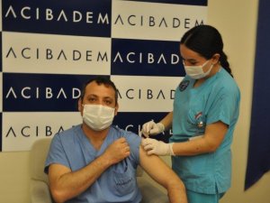 Aşı olan sağlıkçılar ’Covid-19’a karşı bende aşı oldum’ sticker taktı