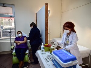 İstanbul Üniversitesi İstanbul Tıp Fakültesi Hastanesi’nde aşılama başladı
