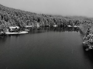 Beyaz örtüyle kaplanan Gölcük Tabiat Parkı havadan görüntülendi