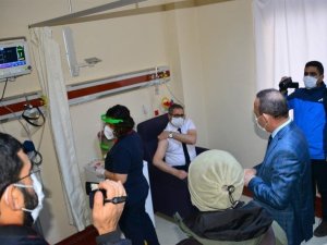 Ardahan’da Koronavirüs aşılaması, Vali  Hüseyin Öner’in de katıldığı program ile başladı