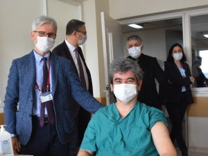 OMÜ Tıp’ta sağlık çalışanları için aşılama başladı