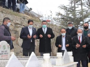Koronadan ölen başkan, mezarı başında anıldı