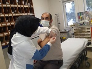 Pazaryeri’nde sağlık çalışanlarına korona virüs aşısı vurulmaya başlandı