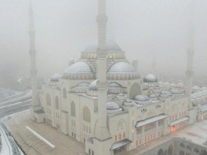 Beyaz örtüye bürünen Çamlıca Camii havadan görüntülendi
