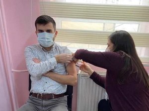 Selendi’de sağlık çalışanlarına aşı yapıldı