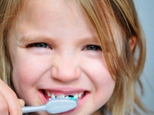 Çocuklar, günde en az 2 kez diş fırçalamalı