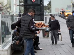 Taksim Meydanı’nda bayılma numarasıyla duygu sömürüsü kamerada