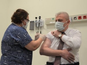 Bursa’da sağlık çalışanlarından aşı uygulamasına yoğun ilgi