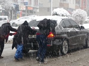 Uşak güne karla başladı