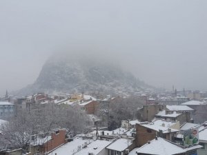 Afyonkarahisar güne kar ile uyandı