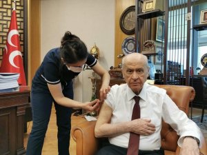 MHP Genel Başkanı Bahçeli: "Sağlık Bakanımız Sayın Fahrettin Koca’nın daveti üzerine başarıyla devam eden aşı programımız dahilinde ben de Covid-19 virüsü aşımı yaptırdım. İnşallah bu salgından el birliği ile çok yakın 