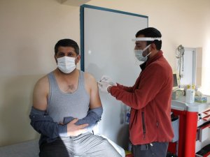 Midyat’ta sağlık çalışanlarına korona virüs aşısı yapılıyor