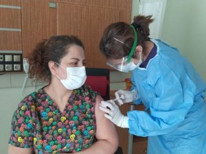 Gürün’de ilk aşı başhekime uygulandı