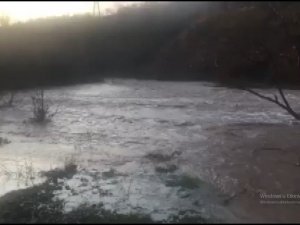Kar yağışı sonrası barajları besleyen derelerde sular taştı