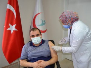 Simav’da sağlık çalışanlarına aşı uygulaması başladı