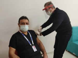 Başhekim Doç. Dr. Ertuğrul Kılıç korona virüs aşısı oldu