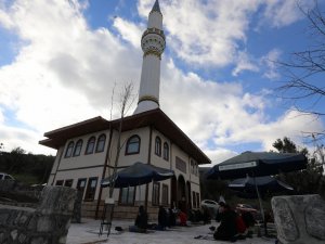 Çapaçarık Camii’nde ilk cuma namazı kılındı