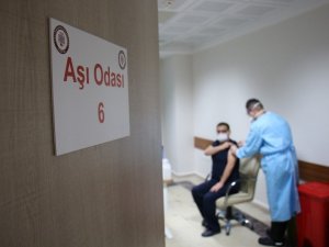 FÜ Tıp Fakültesi Hastanesi’nde 2 günde bin 492 sağlık çalışanı aşılandı