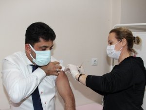 ADÜ Rektörü Covid-19 aşısı ilk dozunu oldu