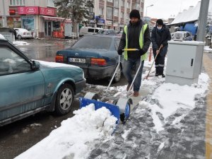Kütahya’da karla mücadele ekipleri 24 saat esasına göre çalışıyor