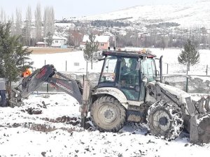 Kar yağışı ağaç dikmeye engel olmadı