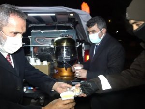 Sanatçı Yavuz Bingöl, polis ekiplerine çorba dağıttı