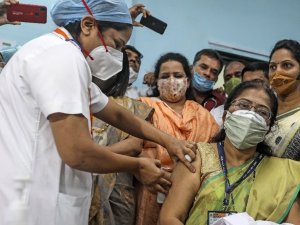 Hindistan’da Covid-19’a karşı aşılama işlemi başladı