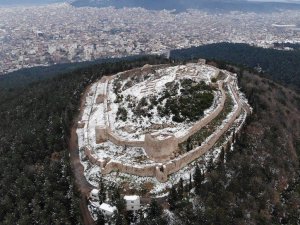 Tarihi Aydos Kalesi’nde kar yağışı kartpostallık görüntüler oluşturdu