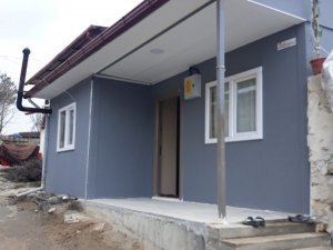 Evi yanan aileye Çal Kaymakamlığı umut oldu