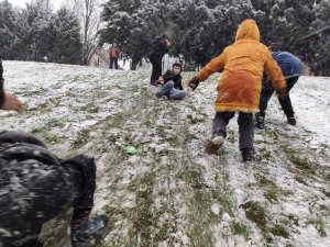 Kısıtlamayı unutup karın keyfini çıkardılar
