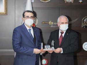 Başkan Tulup’tan Bakan Dönmez’e madenci heykeli hediyesi