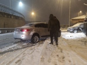 İstanbul’da çocuklar karın tadını çıkarırken sürücüler zor anlar yaşadı