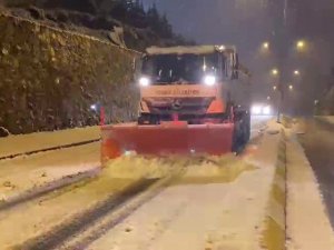 Pendik’te ekiplerin kar temizleme çalışmaları sürüyor