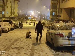 Başkent’te  kar yağışı sokak kısıtlamasını unutturdu