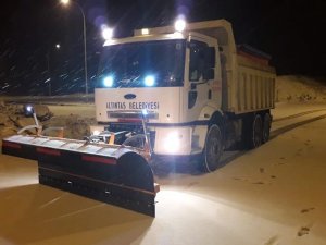 Altıntaş’ta karla mücadele aralıksız devam ediyor